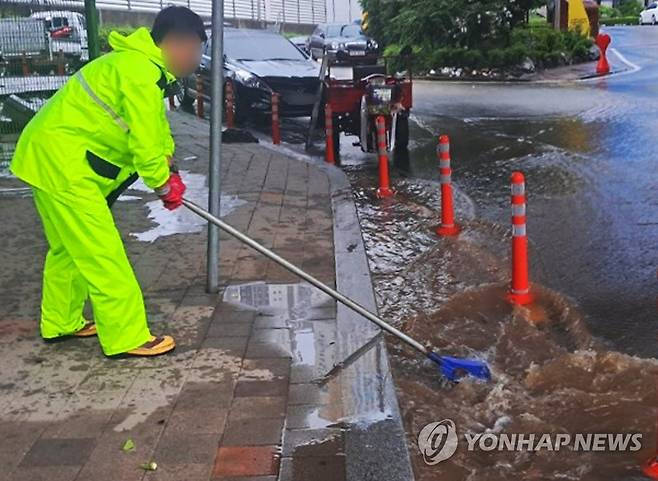 빗물에 역류하는 하수구 (광주=연합뉴스) 호우 특보가 발효된 23일 오후 광주 북구 문흥동 한 도로 하수구가 빗물에 역류하고 있다. 2023.8.23 [독자 제공. 재판매 및 DB 금지] daum@yna.co.kr