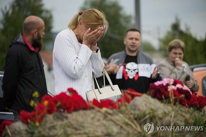 프리고진 애도하는 여성 (상트페테르부르크 AP=연합뉴스) 24일(현지시간) 러시아 상트페테르부르크 바그너센터 인근에서 전날 비행기 추락사고로 숨진 바그너그룹 수장 예브게니 프리고진에 대한 비공식 추모행사가 열렸다. 한 여성이 행사 중 두 손으로 얼굴을 감싸고 있다. 2023. 8. 24. photo@yna.co.kr