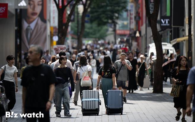 25일 서울 중구 명동거리를 찾은 중국인 관광객들이 환한 표정으로 관광을 하고 있다./사진=이명근 기자 qwe123@