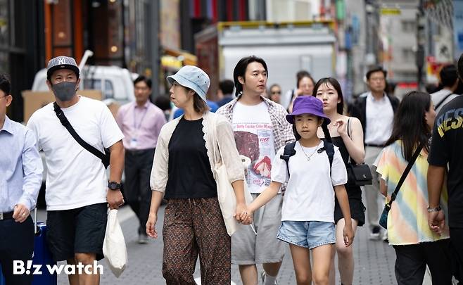 25일 서울 중구 명동거리를 찾은 중국인 관광객들이 환한 표정으로 관광을 하고 있다./사진=이명근 기자 qwe123@