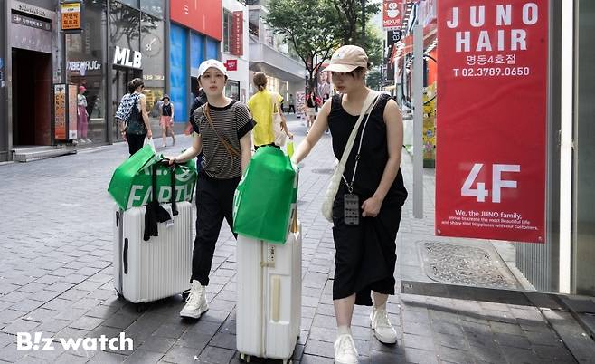 25일 서울 중구 명동거리를 찾은 중국인 관광객들이 환한 표정으로 관광을 하고 있다./사진=이명근 기자 qwe123@