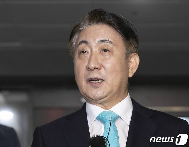 이동관 방송통신위원장 후보자가 11일 오후 경기 과천시의 한 오피스텔에 마련된 청문회 준비 사무실로 출근하며 취재진의 질의에 답변하고 있다. 2023.8.11/뉴스1 ⓒ News1 신웅수 기자