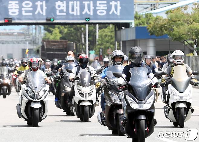 12일 오후 현대자동차 울산공장 명촌정문에서 오전조 근로자들이 퇴근을 하고 있다. 이날 현대차 노조는 민주노총 총파업에 동참해 오전 출근조와 오후 출근조가 2시간씩 총 4시간 부분파업 한다. 2023.7.12/뉴스1 ⓒ News1 조민주 기자