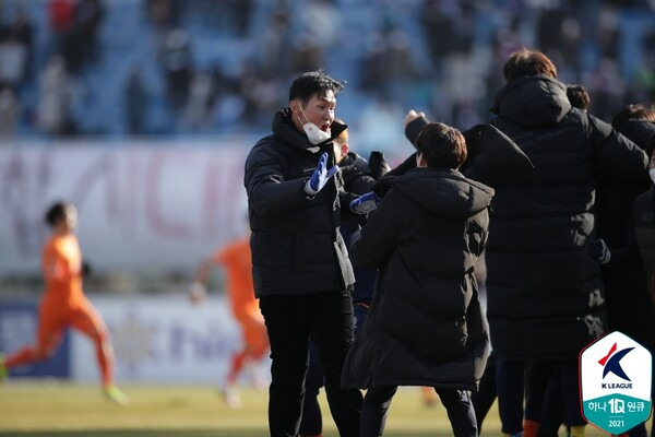 2021시즌 승강 플레이오프 당시 환호하는 최용수 감독. ⓒ프로축구연맹