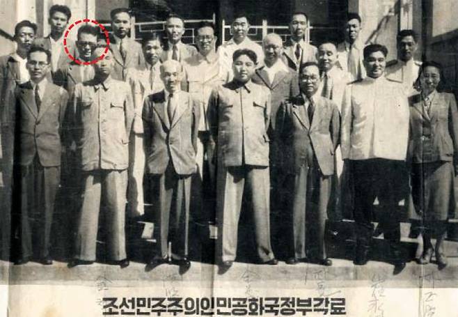 1기 北내각서 장관직 오른 김원봉 - 조선민주주의인민공화국 초기 내각 기념사진. 둘째 줄 왼쪽에서 둘째가 김원봉(국가검열상)이다. 앞줄 왼쪽부터 국가계획위원회 위원장 정준택, 산업상 김책, 부수상 홍명희, 수상 김일성, 외무상 박헌영, 민족보위상 최용건, 문화선전상 허정숙.