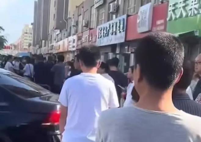 중국 산둥성 동부의 항구 도시인 웨이하이에서는 24일 시장에 소금을 사기 위해 수백 명의 인파가 몰렸다. 이날 한 시간 동안 판매된 소금이 4t이 넘는다고 리즈신원은 보도했다./리즈신원