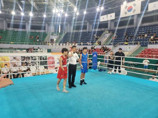 이달 18일부터 23일까지 6일간 전남 고흥팔영체육관에서 열린 '제53회 대통령배 전국 시·도대항 복싱대회'에서 양태민 선수(왼쪽)가 결승에서 포항 퀸복싱클럽 선수를 3라운드 기권승으로 누르고 금메달을 목에 걸었다. 사진=대전동부교육지원청 제공