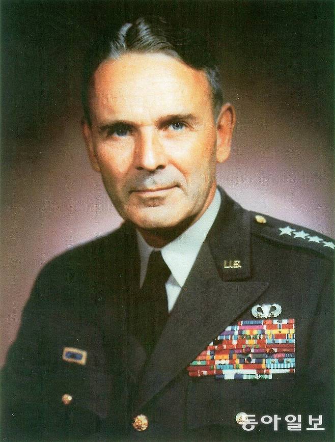 맥스웰 테일러 사령관. 출처 영문 위키