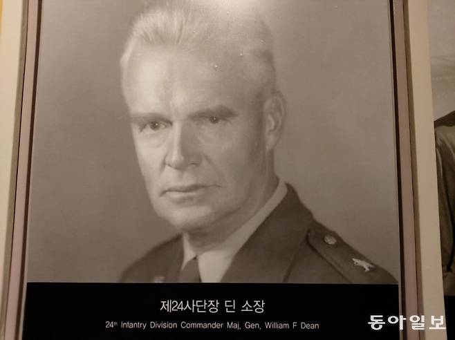 경기 오산의 ‘초전기념관’에 전시된 딘 소장 사진.  오산 = 구자룡 기자