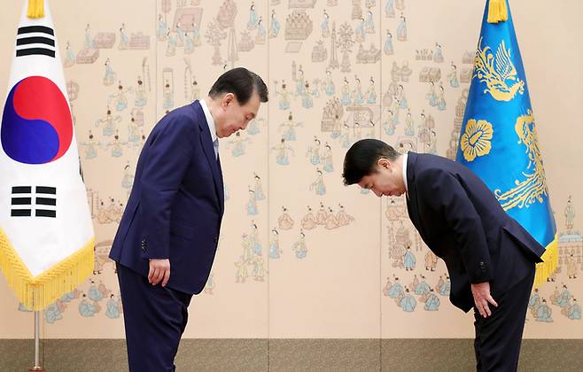 윤석열 대통령과 이동관 신임 방송통신위원장이 25일 서울 용산 대통령실 청사에서 열린 임명장 수여식에서 인사하고 있다. 연합뉴스