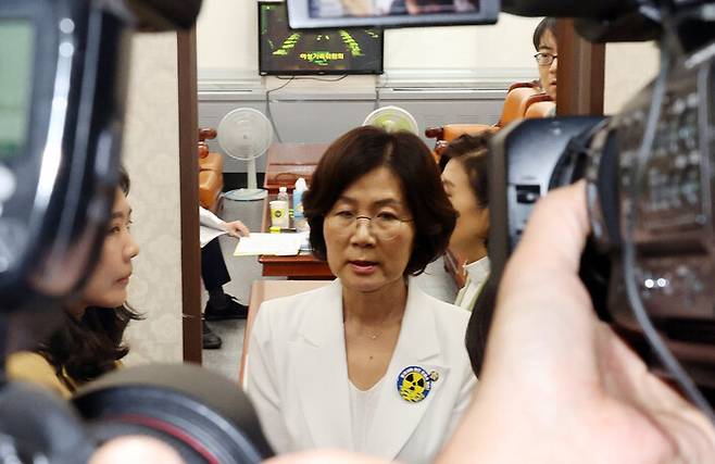 권인숙 국회 여성가족위원회 위원장이 25일 김현숙 여성가족부 장관이 국회 경내에 있으면서 위원회에 출석하지 않는다고 말하고 있다. 연합뉴스