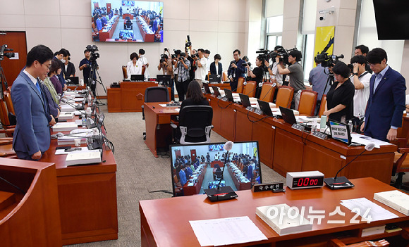 25일 오전 서울 여의도 국회에서 잼버리 사태 현안질의를 위한 여성가족위원회 전체회의가 국민의힘 의원들과 김현숙 여성가족부 장관이 불참한 가운데 열리고 있다. [사진=곽영래 기자]