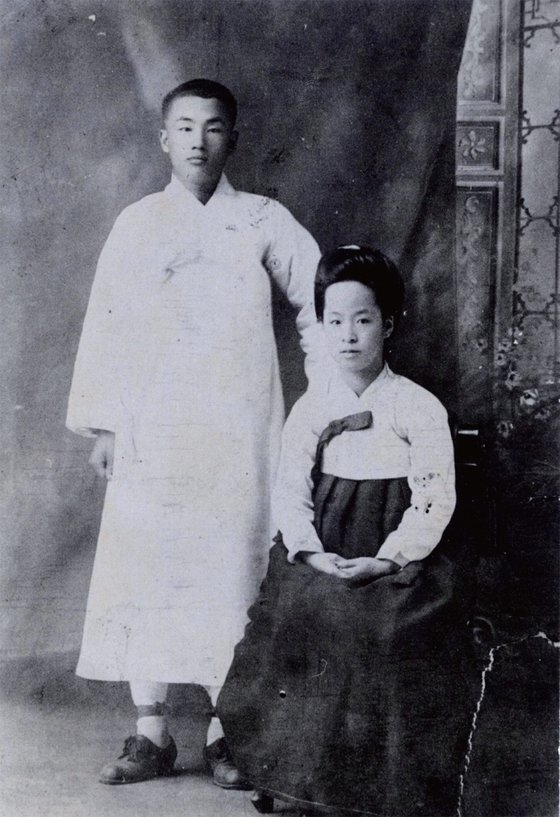 1918년 결혼한 이규학(왼쪽)과 조계진. 이규학은 우당 이회영의 아들이고, 조계진은 흥선대원군의 외손녀다. / 사진:이종찬