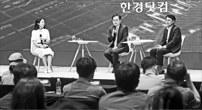 한경닷컴이 주최하는 ‘2023 한경 재테크쇼’가 24일 열렸다. 이다솔 메리츠증권 강남금융센터 이사(가운데), 이영환 대신증권 청담 WM센터장(오른쪽)이 차은지 한경닷컴 기자와 대담을 하고 있다.   /변성현 한경닷컴 기자