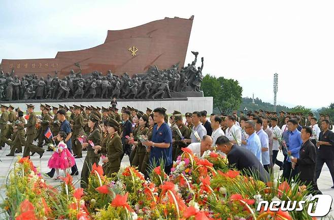 (평양 노동신문=뉴스1) = 북한 김정일 국방위원장이 선군영도 활동을 시작했다는 '선군절' 62주년(8월25일)을 맞아 일꾼들과 인민군 장병들, 근로자들이 만수대언덕의 김일성·김정일 동상을 찾아 꽃바구니를 진정했다고 노동당 기관지 노동신문이 26일 보도했다.    [국내에서만 사용가능. 재배포 금지. DB 금지. For Use Only in the Republic of Korea. Redistribution Prohibited]  rodongphoto@news1.kr  Copyright (C) 뉴스1. All rights reserved. 무단 전재 및 재배포 금지.