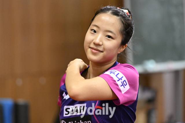 귀여운 매력의 신유빈이 취재진의 카메라를 보면서 미소를 짓고 있다.