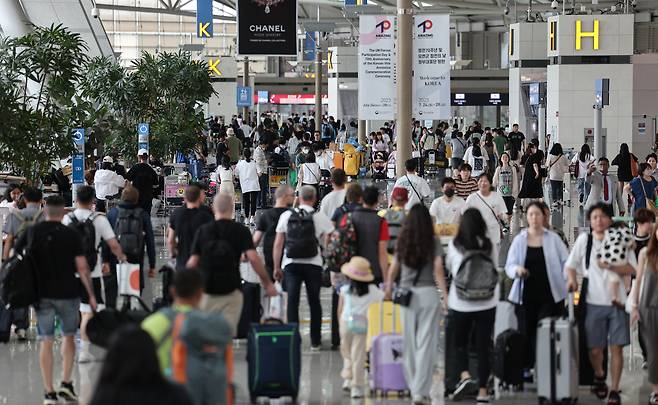 지난달 24일 오후 인천국제공항 제1여객터미널 출국장이 이용객으로 북적이고 있다. [연합뉴스]