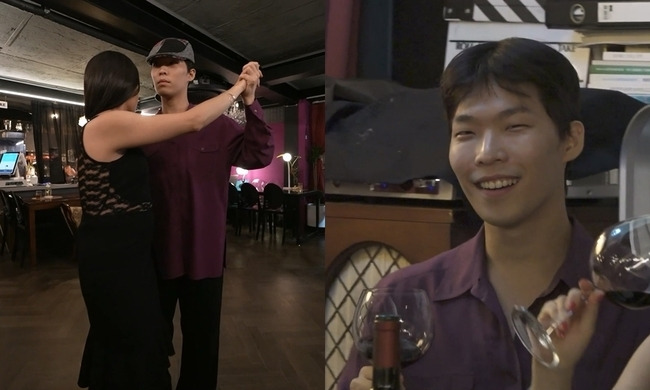 AKMU (AKMU) Lee Chan-hyuk was spotted having a suspicious (?) Tango gathering at his regular book cafe.MBC  ⁇  I Live Alone  ⁇  (director Huh Kang Ji-hee Park Soo-bin), which is broadcasted on August 25, reveals the daily life of Lee Chan-hyuk, who has a Tango meeting at a regular book cafe.Lee Chan-hyuks unique hunting cap fashion in the released photo is drawing attention, while Chan Hyuk-pyos romantic bicycle, which adds analog sensibility to existing bicycles with flowers, wine and baskets, is drawing attention.Lee Chan-hyuk, who spent his time sitting on the reserved seat of Jasin at the time of his last appearance, sits on the reserved seat and enjoys tea without worrying about it.He suddenly enters the cafe at someones call and greets the cafe guests and moves the table.Lee Chan-hyuks regular book cafe turns into a Tango meeting place at 7 pm.Lee Chan-hyuk, who started learning Tango here, introduces Jasin as The Frogs and shows the love of The Frogs.Lee Chan-hyuk breathes with his opponent and unfolds the Tango stage. Lee Chan-hyuks sincere eyes and twitching backstroke, immersed in Tango, make the viewers fall in love.Lee Chan-hyuks Tango skills, which revealed Jasins feelings, are not so bad.