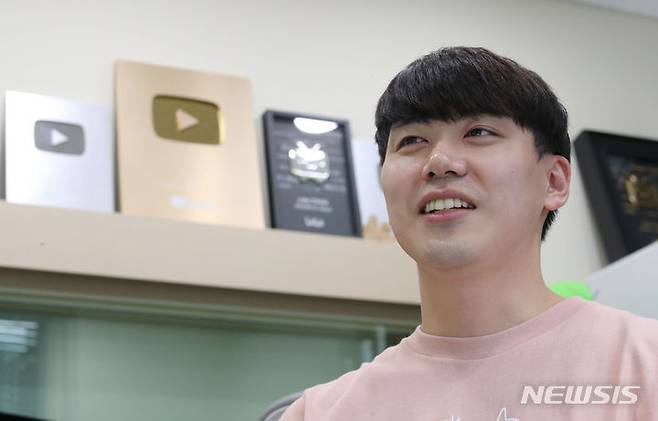 [서울=뉴시스] 권창회 기자 =유튜버 짤툰이 지난 16일 오후 서울 강남구 빅픽처팀 사무실에서 뉴시스와 인터뷰를 하고 있다. 2023.08.16. kch0523@newsis.com