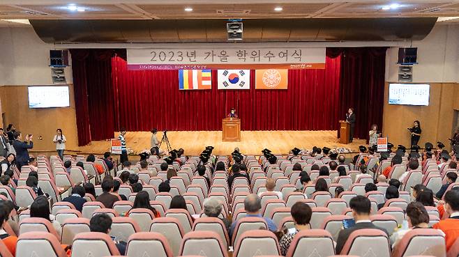 동국대학교 WISE캠퍼스가 100주년기념관 대강당에서 '2023년 가을 학위수여식'을 열고 있다. 동국대 제공