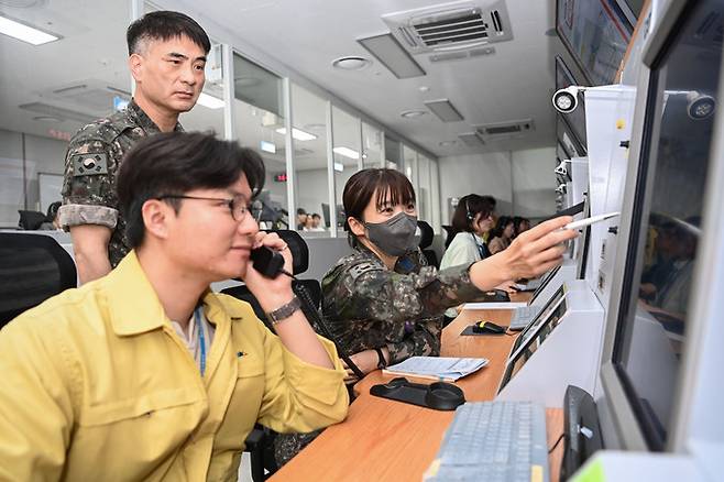 지난 24일 대구에 위치한 항공교통본부에서 개최된 비상 항공교통 보안통제 모의연습에 참가한 공군작전사령부 운항관제 요원과 국토교통부 항공교통본부 관제사가 민항기 긴급 우회명령이 발령되자 긴밀한 협조체계를 유지하며 민항기가 안전하게 우회할 수 있도록 통제하고 있다. 공군 제공