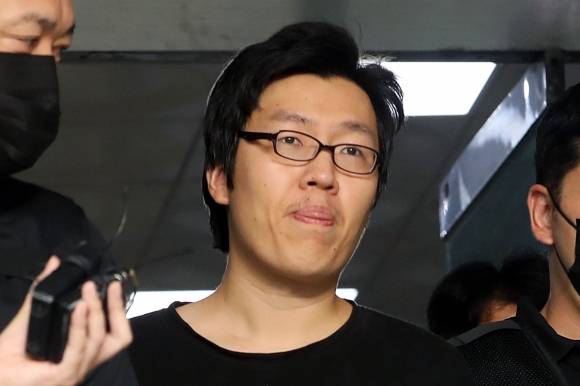 ‘등산로 성폭행 살인’ 최윤종 검찰 송치 - 신림동 성폭행 살인 피의자 최윤종이 25일 오전 서울 관악경찰서에서 검찰로 송치되고 있다. 2023.8.25 뉴스1