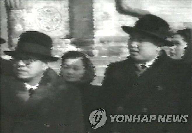 1949년 박헌영(왼쪽)과 김일성(오른쪽) 모스크바 방문 모습, 가운데는 박헌영의 딸 [행안부 국립기록원]