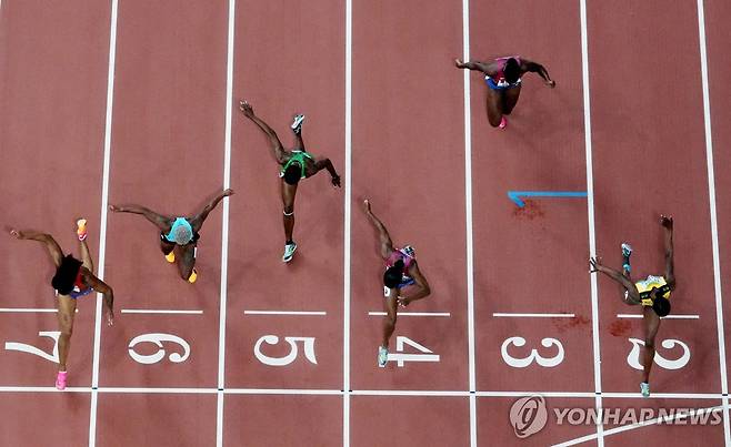 치열했던 여자 100m 허들 결선 (부다페스트 로이터=연합뉴스) 25일(한국시간) 헝가리 부다페스트 국립경기장에서 열린 2023 세계육상선수권 여자 100m 허들 결선 피니시 라인.