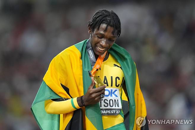 남자 400m 챔피언 왓슨 (부다페스트 EPA=연합뉴스) 왓슨이 25일(한국시간) 헝가리 부다페스트 국립경기장에서 열린 2023 세계육상선수권 남자 400m 결선에서 우승한 뒤 금메달을 바라보고 있다.