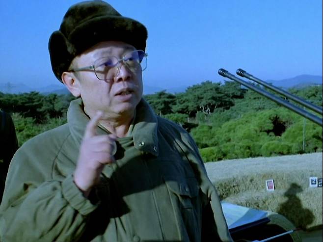 1995년 1월 1일 '다박솔 초소'를 방문한 北김정일 (서울 조선중앙TV=연합뉴스) 기록영화 '어비이장군님 인민군장병들과 함께 계시여' 화면 캡처 (재판매 및 DB 금지)