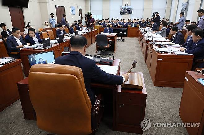 국방위원회 전체회의 (서울=연합뉴스) 이정훈 기자 = 25일 국회에서 열린 국방위원회 전체회의에서 한기호 위원장이 의사봉을 두드리고  있다. 2023.8.25 uwg806@yna.co.kr