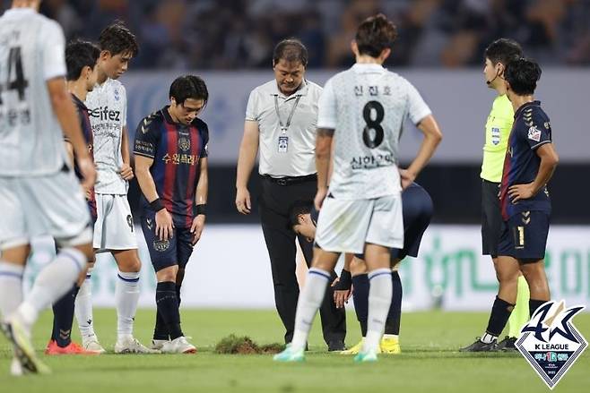 그라운드에 발생한 싱크홀 [한국프로축구연맹 제공. 재판매 및 DB 금지]