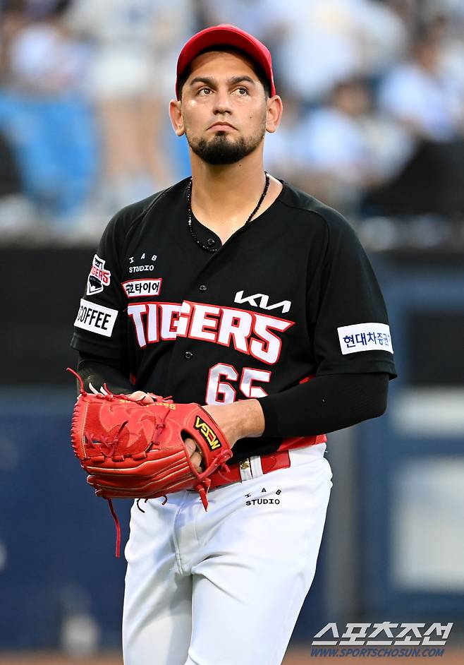 2023 KBO리그 KIA 타이거즈와 삼성 라이온즈의 경기가 19일 대구 삼성라이온즈파크에서 열렸다. 2회말 수비를 마친 KIA 산체스가 더그아웃으로 향하고 있다. 대구=허상욱 기자wook@sportschosun.com/2023.08.19/