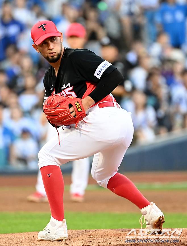 2023 KBO리그 KIA 타이거즈와 삼성 라이온즈의 경기가 19일 대구 삼성라이온즈파크에서 열렸다. 2회말 무사 1루 KIA 산체스가 삼성 피렐라 타석때 1루주자를 바라보고 있다. 대구=허상욱 기자wook@sportschosun.com/2023.08.19/