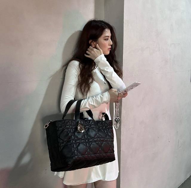 배우 한소희가 폴더폰을 사용하는 모습을 자신의 SNS 계정에 공개하며 화제가 됐다./ 한소희 인스타그램