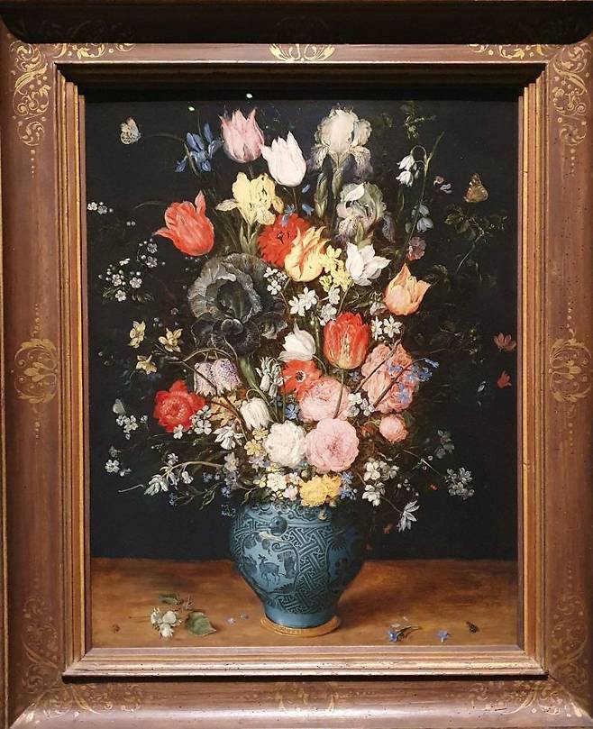 얀 브뤼헐 1세의 작품 '꽃다발을 꽂은 파란 꽃병'. 떨어진 꽃잎은 메멘토 모리를 상징한다. [사진=조성관 작가]