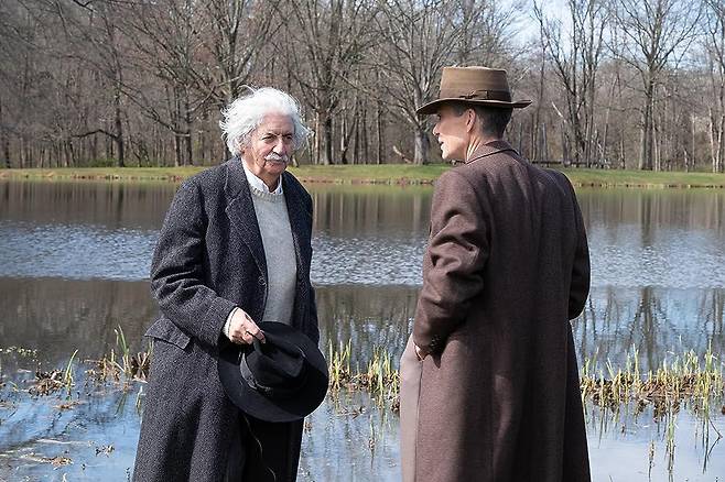 /유니버설 픽쳐스 미국 뉴저지 프린스턴대학교에서 영화 '오펜하이머'를 촬영 중인 아인슈타인 역할의 톰 콘티(왼쪽)와 오펜하이머 역의 킬리언 머피. 배우들이 실제 인물과 닮아 촬영장에서도 화제가 됐다.