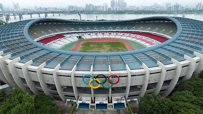 [Oh!컷] '88 서울올림픽'에서 주경기장으로 사용됐던 서울 송파구 잠실종합운동장 올림픽주경기장을 드론을 띄워 내려다 본 모습. 곧 문화복합공간으로 바뀌는 리모델링 공사가 시작될 예정이다. / 오종찬 기자