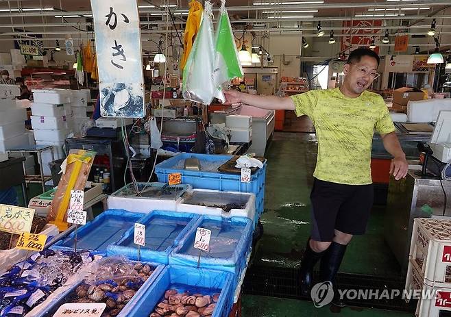 지난 24일 후쿠시마현 이와키시 오나하마항 인근 어시장의 상인이 수산물을 판매하고 있다. 연합뉴스