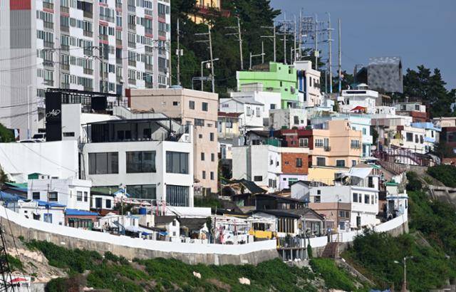 26일 부산 영도구 흰여울문화마을 전경. 관광객을 겨냥해 골목 안쪽 주택을 매입해 2층이나 3층으로 불법 증축해 운영하는 루프탑 카페가 늘면서 주민들은 소음, 사생활 침해 등의 불편을 호소하고 있다. 부산=왕태석 선임기자