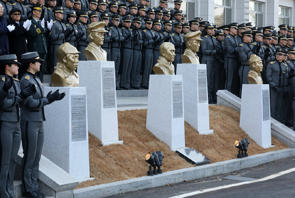 제99주년 삼일절인 지난 2018년 3월 1일 오후 서울 노원구 육군사관학교에서 열린 독립전쟁 영웅 흉상 제막식이 열리고 있다. 독립전쟁 영웅인 홍범도, 김좌진, 지청천, 이범석 장군과 신흥무관학교 설립자 이희영 선생의 흉상은 장병들이 훈련한 탄피 300kg(소총탄 5만 여발 분량)을 녹여 제작하였다. [사진=뉴시스]