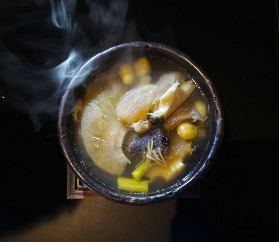 불도장(佛跳牆). 해삼·전복·오골계·상어지느러미·돼지등심·표고 등이 들어가는 최고급 요리 중 하나다. 푸젠·광둥 같은 남쪽 지역에서 유래했다. 권혁재 사진전문기자