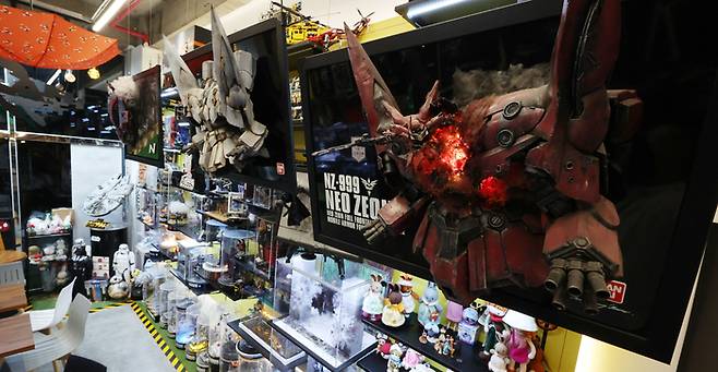 천장에 매달아 디스플레이 해 놓은 네오지옹 액자