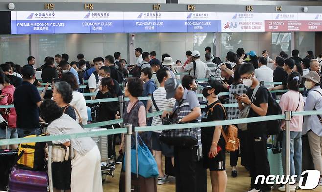 (인천공항=뉴스1) 김도우 기자 = 7일 인천국제공항 제1여객터미널 출국장이 이용객들로 붐비고 있다.  이날 인천국제공항공사에 따르면 전날(6일) 하루 동안 인천공항을 이용한 여행객 수는 하루 출발 승객 8만7562명, 도착 승객 9만8910명으로 총 18만6472명이 몰린 것으로 나타났다. 2023.8.7/뉴스1  Copyright (C) 뉴스1. All rights reserved. 무단 전재 및 재배포 금지.