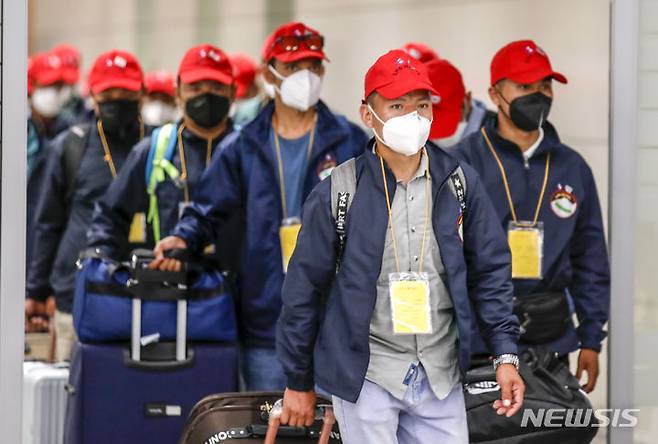 [인천공항=뉴시스] 정병혁 기자 = 지난 6월20일 오전 인천국제공항 제2터미널 입국장에서 네팔에서 온 외국인근로자들이 입국하고 있다. 고용노동부는 최근 5년간 매년 5만~6만명 수준이었던 외국인 근로자 도입 규모를 올해 11만명으로 늘렸다. 외국인 고용허가제가 도입된 이후 역대 최대 규모다. 2023.06.20. jhope@newsis.com