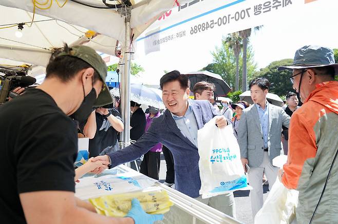 [제주=뉴시스] 양영전 기자 = 오영훈 제주지사가 26일 오전 제주MBC에서 열리고 있는 제주 수산물 소비 촉진 행사를 찾아 관계자와 악수를 하고 있다. (사진=제주도 제공) 2023.08.26. *재판매 및 DB 금지