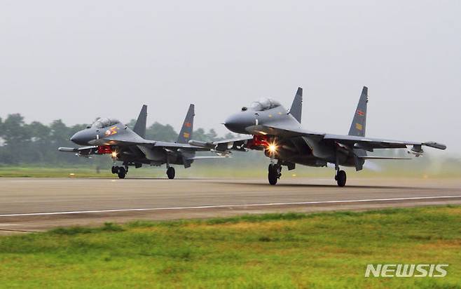 [AP/뉴시스]중국 신화통신이 공개한 날짜가 불분명한 사진 속에서 중국의 Su-30 전투기 2대가 남중국해 순찰을 위해 장소가 불분명한 중국 공군기지를 이륙하고 있다. 미국이 지난 23일 대만에 5억 달러(6635억원)의 무기 판매를 승인한 지 사흘 만에 중국이 32대의 중국 항공기와 9척의 해군 함정을 대만 주변 해역으로 보냈다고 대만 국방부가 26일 말했다. 2023.08.26.