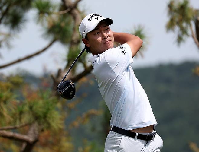 [서울=뉴시스] 조수정 기자 = 26일 전북 군산CC에서 열린 한국프로골프(KPGA) 코리안투어 군산CC오픈 3라운드, 전가람이 3번홀 드라이버 티샷하고 있다. 전가람은 3라운드 17언더파 199타로 단독 선두에 올랐다. (사진=KPGA 제공) 2023.08.26. photo@newsis.com *재판매 및 DB 금지