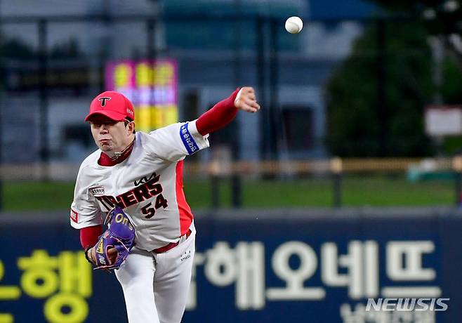 [광주=뉴시스] 이영주 기자 = 8일 오후 광주 북구 광주-기아챔피언스필드에서 열린 2023프로야구 KIA 타이거즈 대 LG 트윈스의 경기, 1회 초 KIA 선발 양현종이 역투하고 있다. 2023.08.08. leeyj2578@newsis.com