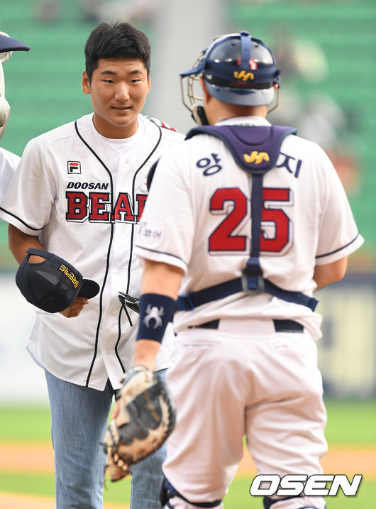 [OSEN=잠실, 최규한 기자]2018 두산 1차지명 투수 곽빈이 시구를 마친 뒤 포수 양의지와 인사를 나누고 있다. /dreamer@osen.co.kr